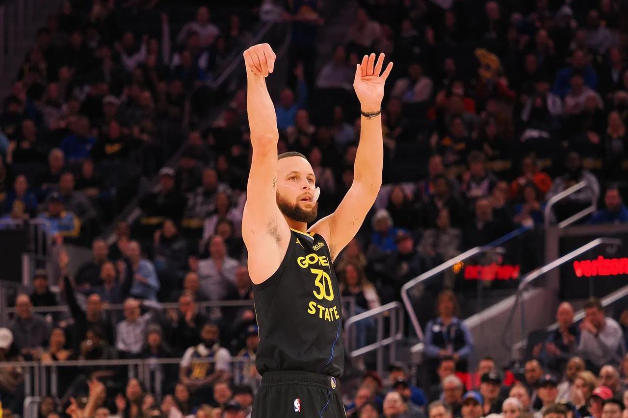  库里连续十场比赛得分超过逆转，G2挑战极限！